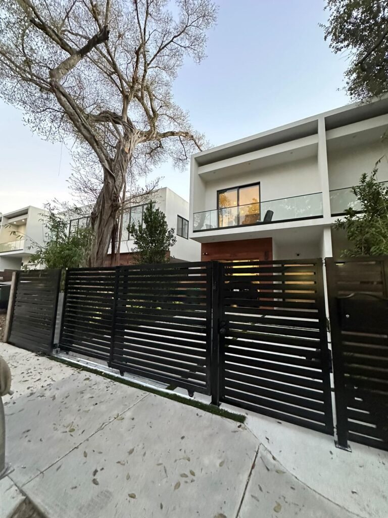 Black Sling gate